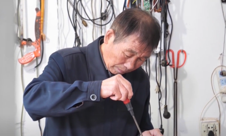 我们的家园|“宝藏爷爷”的十平米修理铺：修的是物件 暖的是人心