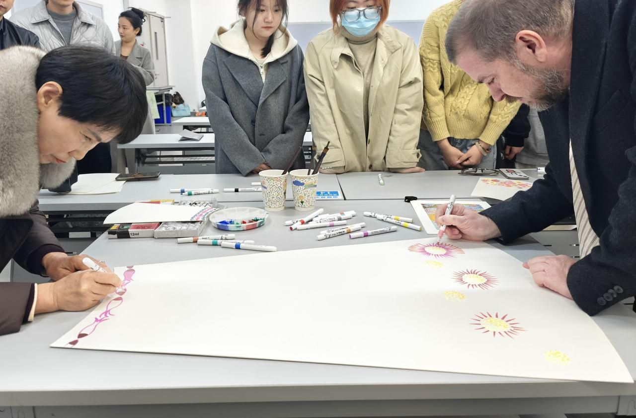 浙报头版丨宁波镇海实施文化出海“飞遗计划”传统非遗 跨洋吸粉