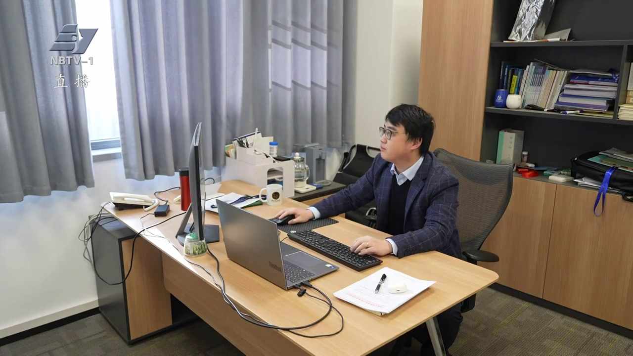 科学家与代言人：邓必为的双重使命与履职之路