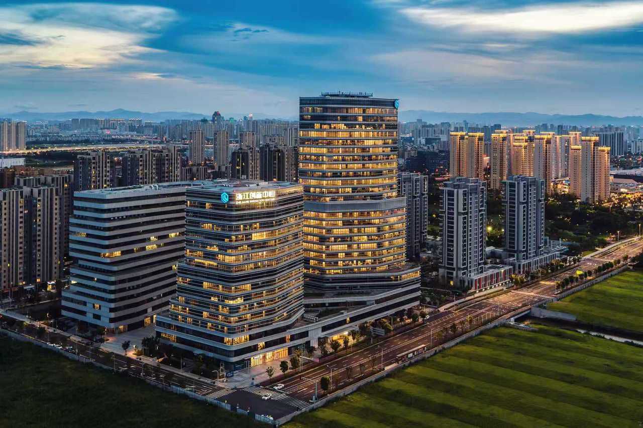 冠军之城，“万马奔腾”