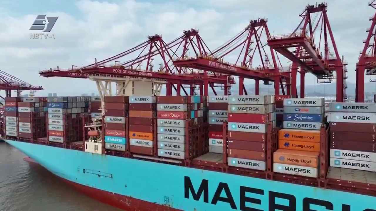 我们的节日·坚守丨宁波舟山港迎来新年第一艘集装箱轮