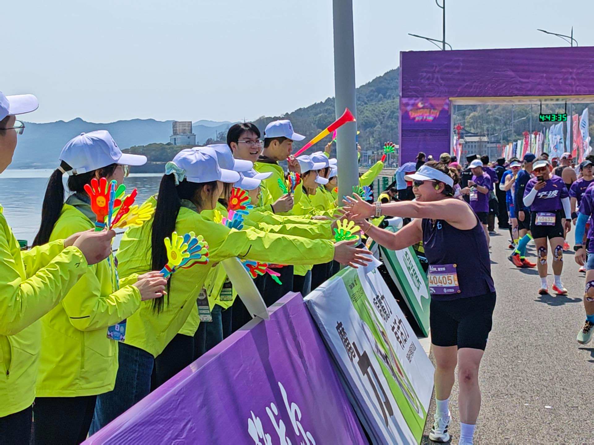 做最暖的“守望者”！246名宁职大青年志愿者坚守甬马全程终点