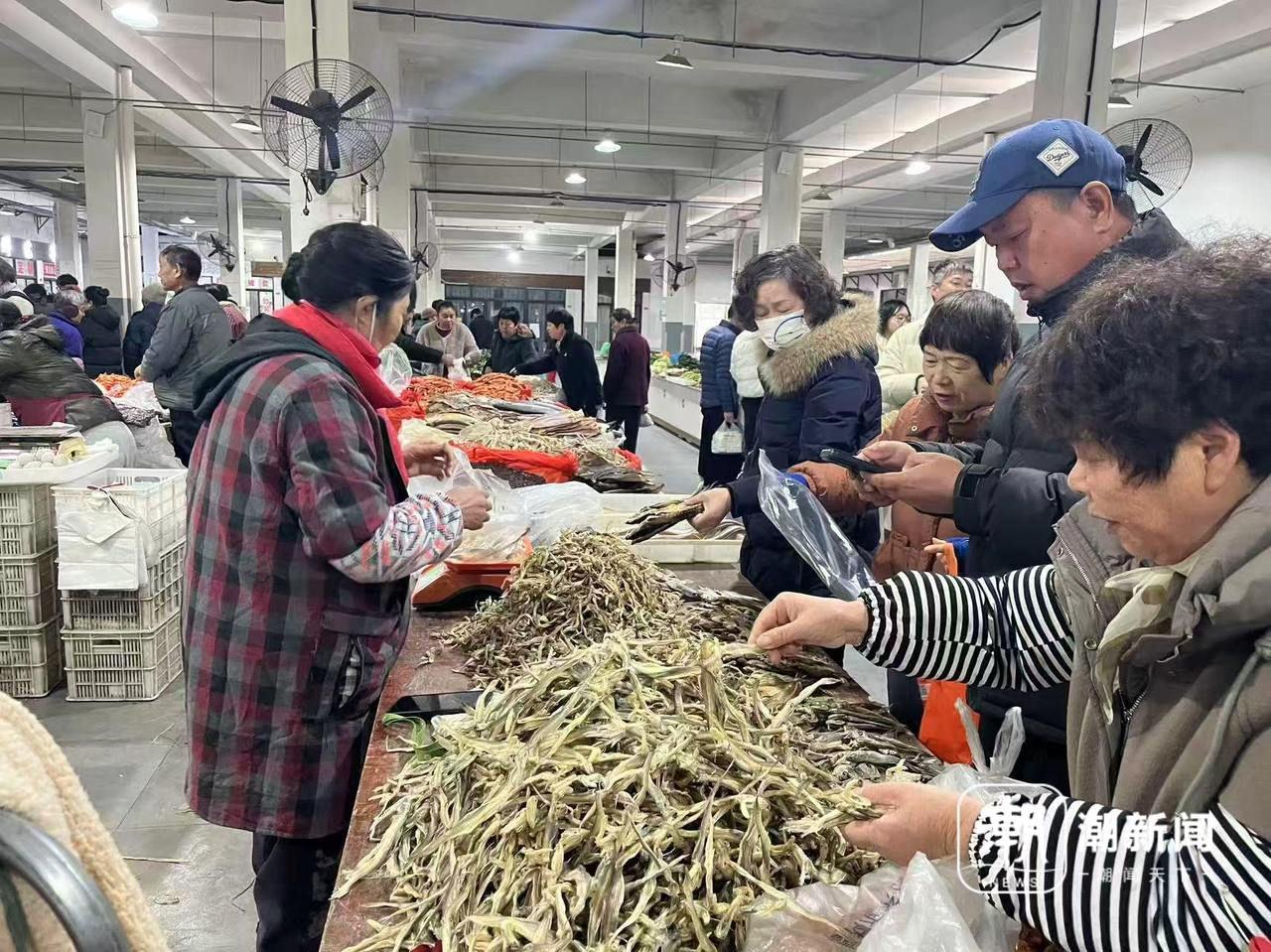 鄞州横溪镇巧解流动摊位治理难题：农民有了直销位 市场多了烟火气