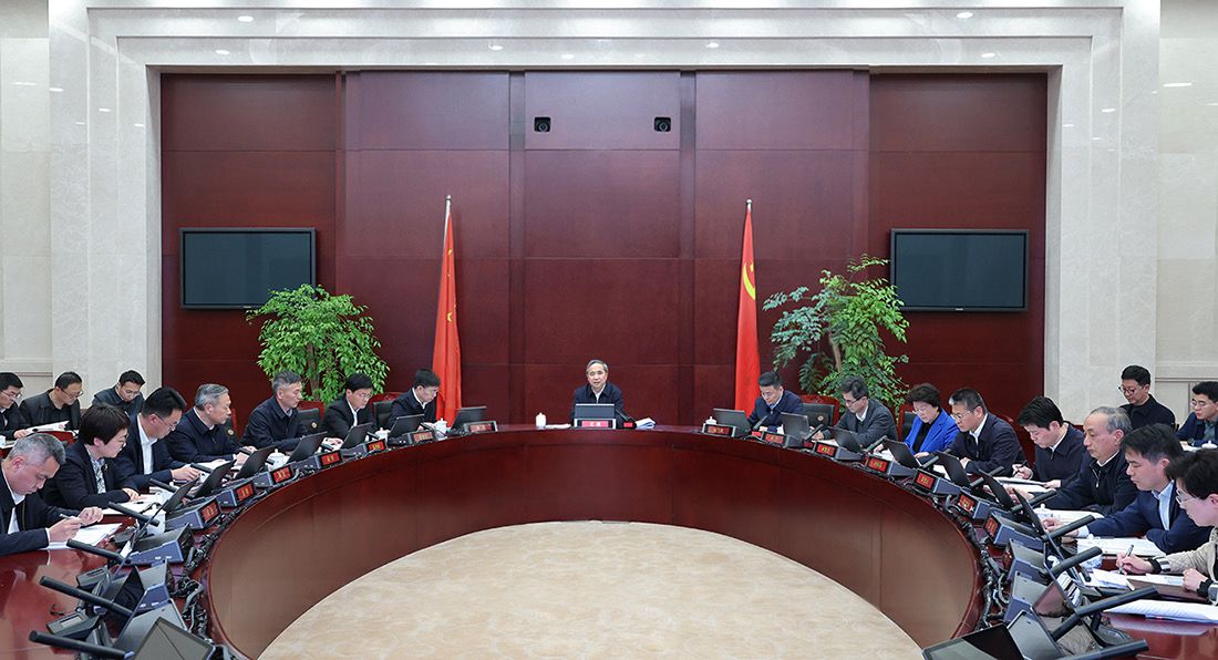 市委常委会召开会议 传达学习贯彻习近平总书记重要讲话精神 并研究审议“人工智能+制造”有关行动方案  王成主持