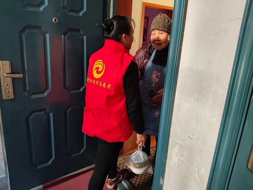 让“投缘”的老人结对互助，这支“老街坊银龄互助队”走过十三个年头