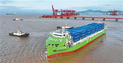 全球最大纯电动智能集装箱海船首航