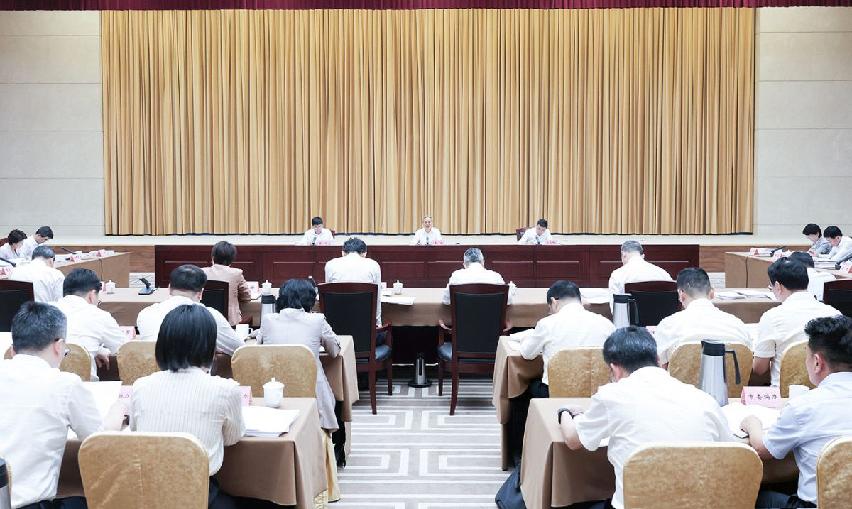 市委常委会召开会议 王成主持