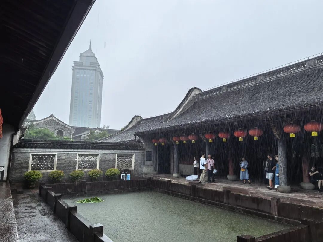 天一阁保安“沉默等待”视频火了！他为城市文明“延时”