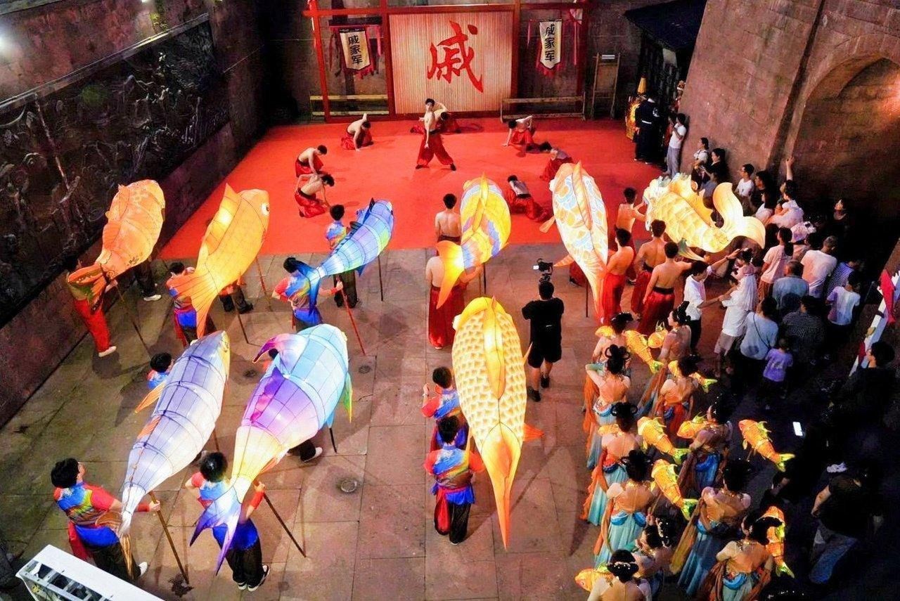 甬江潮｜古城新传，故事主角是游客