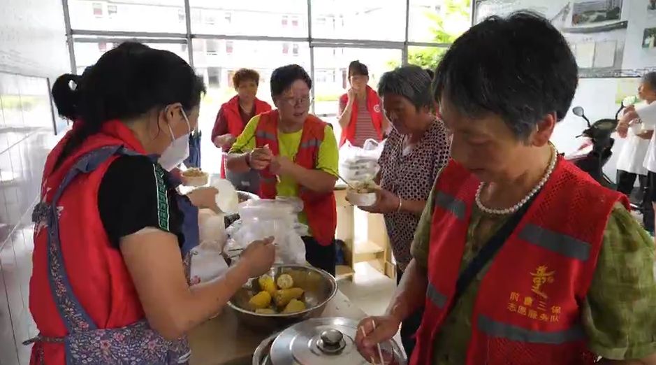 一张凉席、一碗热汤、一句“别怕”……台风中的异乡人：原来这就是浙江的“温柔”