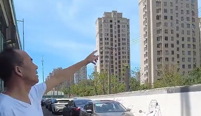高温下，余姚一小区上演暖心救援故事——一双双温暖的手，撑住了窗外的她