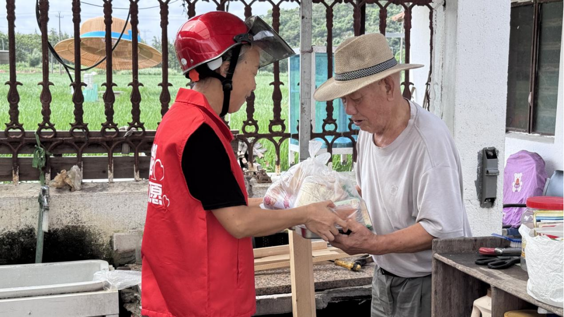 台风到来前的最后一次送餐，他们为独居老人备足了两天的生活物资